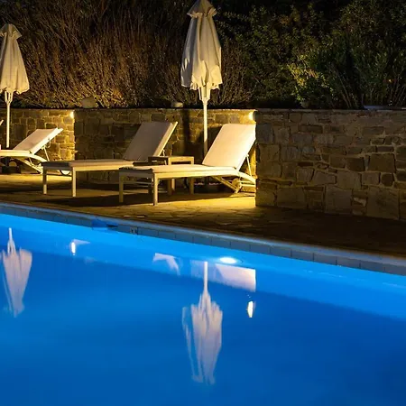 Akrotiri Hotel